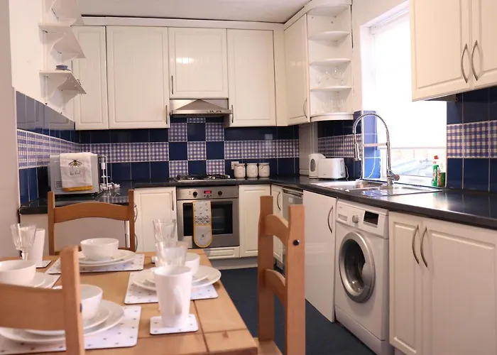 Spacious & Comfortable 3 Bedroom House - Free Wifi & Free Parking