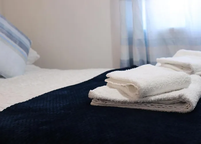 Spacious & Comfortable 3 Bedroom House - Free Wifi & Free Parking *