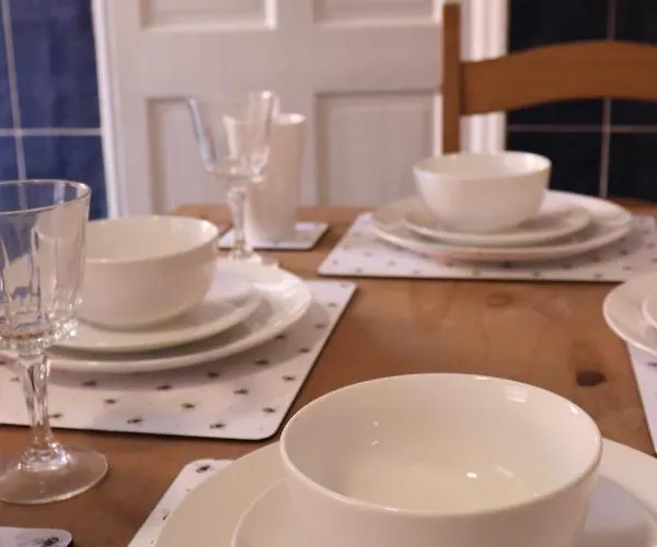 Spacious & Comfortable 3 Bedroom House - Free Wifi & Free Parking Apartment