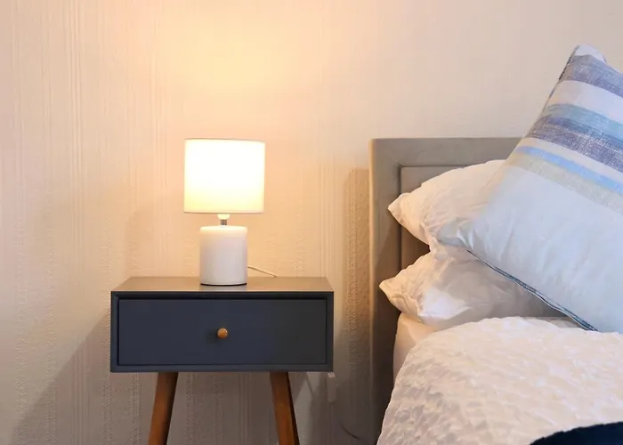 Apartment Spacious & Comfortable 3 Bedroom House - Free Wifi & Free Parking *