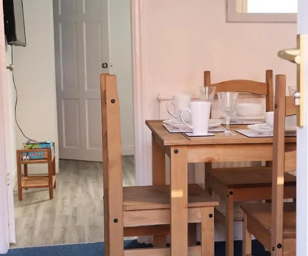 Spacious & Comfortable 3 Bedroom House - Free Wifi & Free Parking Apartment Leeds (West Yorkshire)