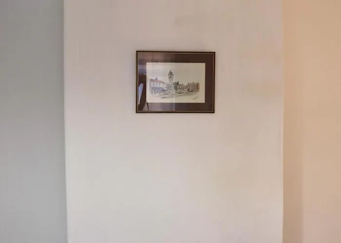 Spacious & Comfortable 3 Bedroom House - Free Wifi & Free Parking Apartment *