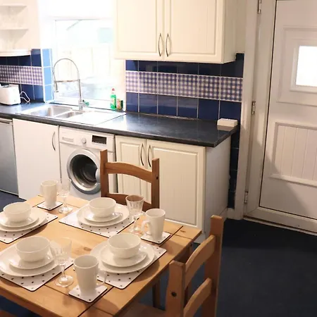 Spacious & Comfortable 3 Bedroom House - Free Wifi & Free Parking *