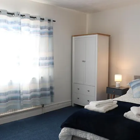 Spacious & Comfortable 3 Bedroom House - Free Wifi & Free Parking Lejlighed