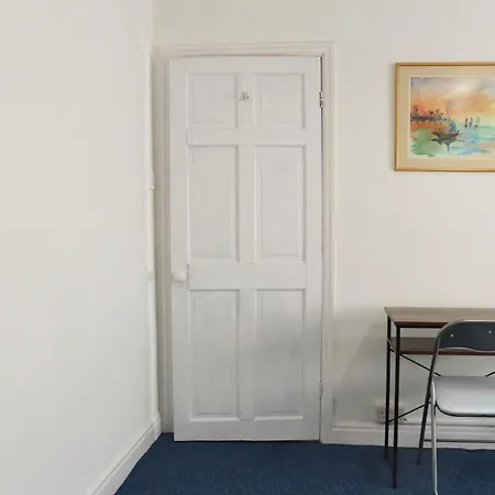 Spacious & Comfortable 3 Bedroom House - Free Wifi & Free Parking Leeds (West Yorkshire)