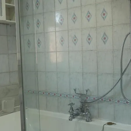 Spacious & Comfortable 3 Bedroom House - Free Wifi & Free Parking Lejlighed